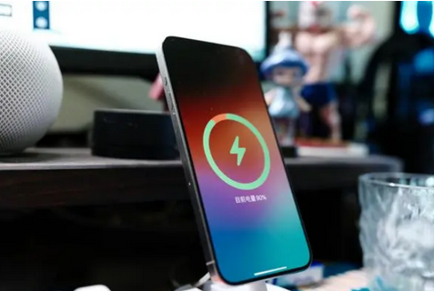 武威苹果15换屏服务分享用什么充电器给iPhone15充电更好 